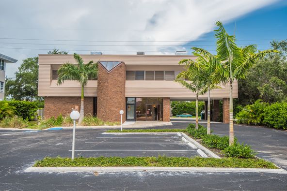 BRAND NEW, TURNKEY, GROUND FLOOR MEDICAL SUITE!: 7126 Beneva Rd, Sarasota, FL 34238